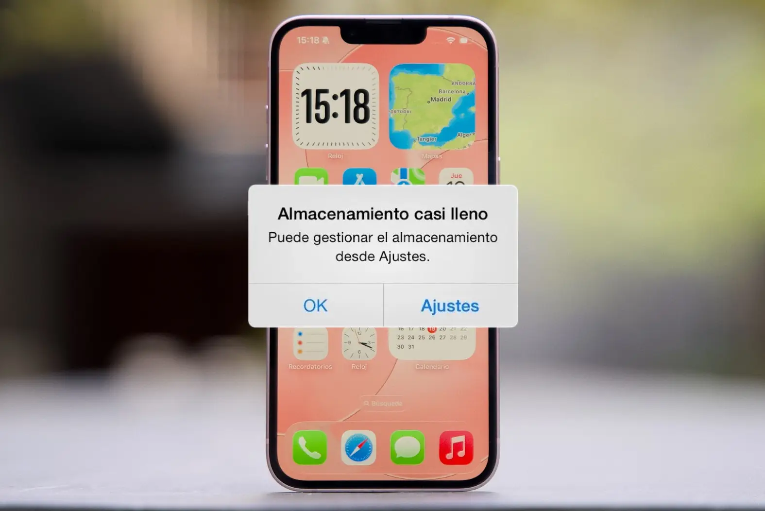 Imagen de un iPhone con espacio de almacenamiento disponible