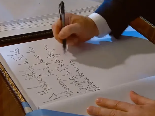 Javier Milei firmando el Libro de Honor del Congreso