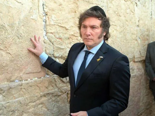 Javier Milei durante una visita al Muro de los Lamentos