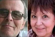 Imagen de una pareja de jubilados sonrientes, con un paisaje de Chubut en el fondo