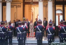 Karina Milei sonríe durante el homenaje musical en la Casa Rosada