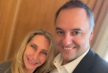 Karina Milei y Manuel Adorni sonríen juntos en una foto