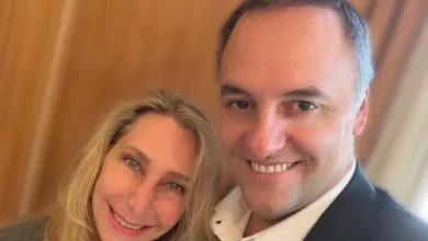 Karina Milei y Manuel Adorni sonríen juntos en una foto