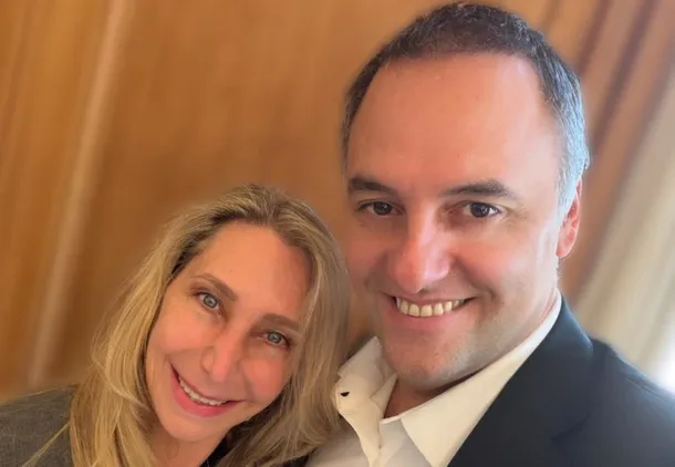 Karina Milei y Manuel Adorni sonríen juntos en una foto