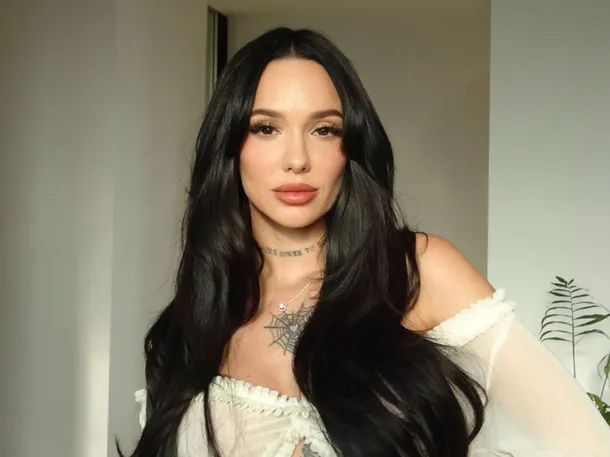 La Joaqui posa semidesnuda en una cama con lencería animal print y botas altas