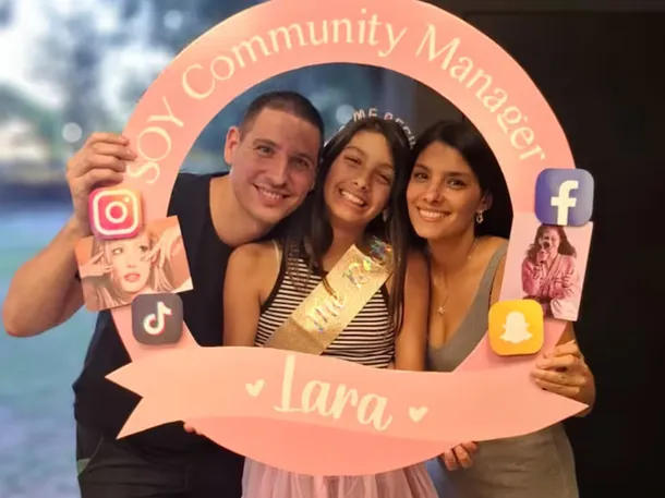 Lara Ghione, la niña prodigio de Rosario, con su diploma universitario