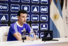 Lionel Scaloni y Lionel Messi en una conferencia de prensa