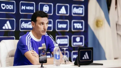 Lionel Scaloni y Lionel Messi en una conferencia de prensa