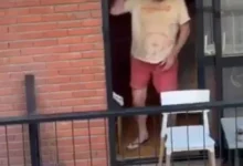 Imagen de un rifle de aire comprimido sobre un fondo de edificios de la ciudad