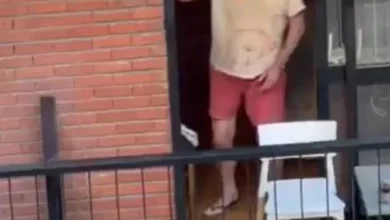 Imagen de un rifle de aire comprimido sobre un fondo de edificios de la ciudad