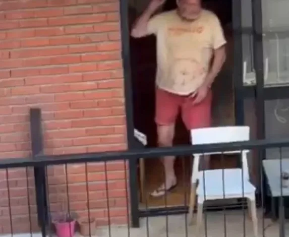 Imagen de un rifle de aire comprimido sobre un fondo de edificios de la ciudad