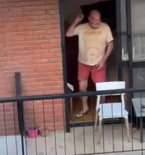 Imagen de un rifle de aire comprimido sobre un fondo de edificios de la ciudad