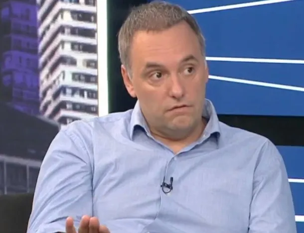 Manuel Adorni en una conferencia de prensa