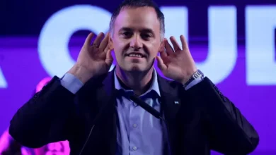 Manuel Adorni en un evento público