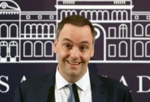 Manuel Adorni en un evento público