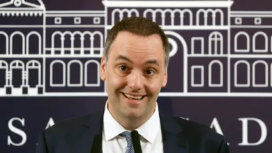 Manuel Adorni en un evento público