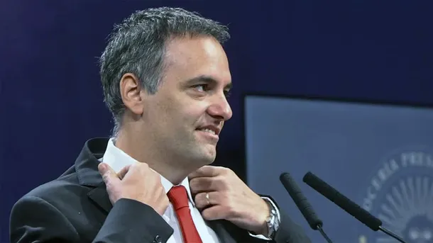 Manuel Adorni en un evento público