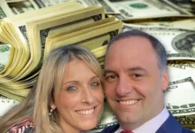 Manuel Adorni y su esposa en un evento público