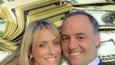 Manuel Adorni y su esposa en un evento público