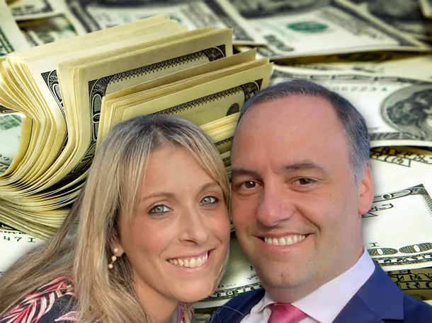 Manuel Adorni y su esposa en un evento público