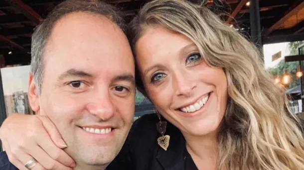 Manuel Adorni y su esposa Bettina Angeletti