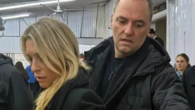 Manuel Adorni y su esposa en un evento oficial