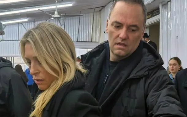 Manuel Adorni y su esposa Bettina Angeletti