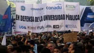 Imagen de una marcha de docentes universitarios en rechazo al ajuste en la educación
