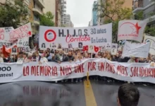 Imagen de una marcha en Córdoba con pañuelos blancos y pancartas