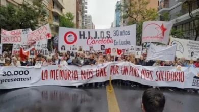 Imagen de una marcha en Córdoba con pañuelos blancos y pancartas