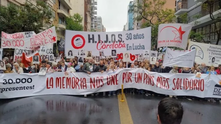 Imagen de una marcha en Córdoba con pañuelos blancos y pancartas