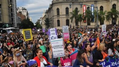 Mujeres marchando con carteles y banderas en una manifestación