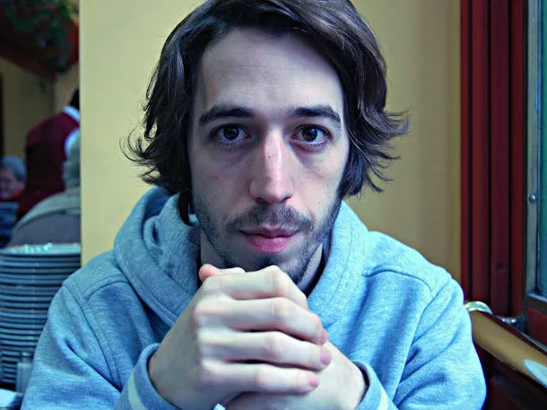 Martín Piroyansky en el bar Café Mar del Plata