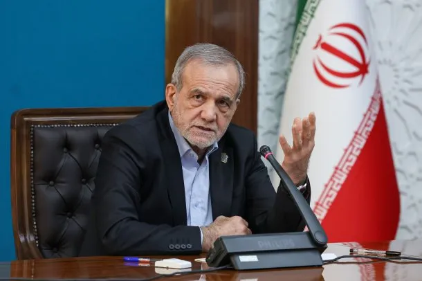 El presidente de Irán, Masoud Pezeshkian, anuncia la suspensión de los ataques a países vecinos