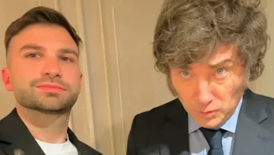 Mauricio Novelli y Javier Milei en una charla presencial