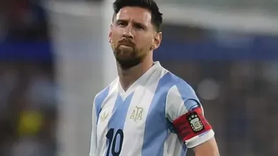 Lionel Messi en soledad, rodeado de pelotas, en el predio de Ezeiza