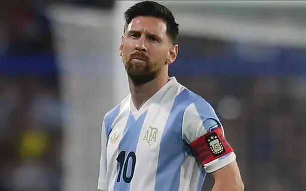 Lionel Messi en soledad, rodeado de pelotas, en el predio de Ezeiza