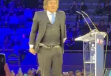 Javier Milei en un evento público con un atuendo que generó críticas y memes.