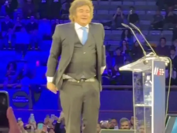 Javier Milei en un evento público con un atuendo que generó críticas y memes.