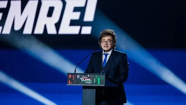 Javier Milei hablando en la CPAC en Budapest