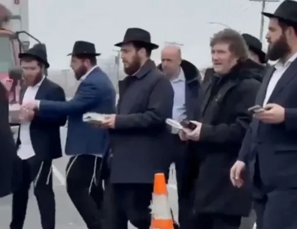 Javier Milei frente a la tumba del Rebe de Lubavitch en Nueva York