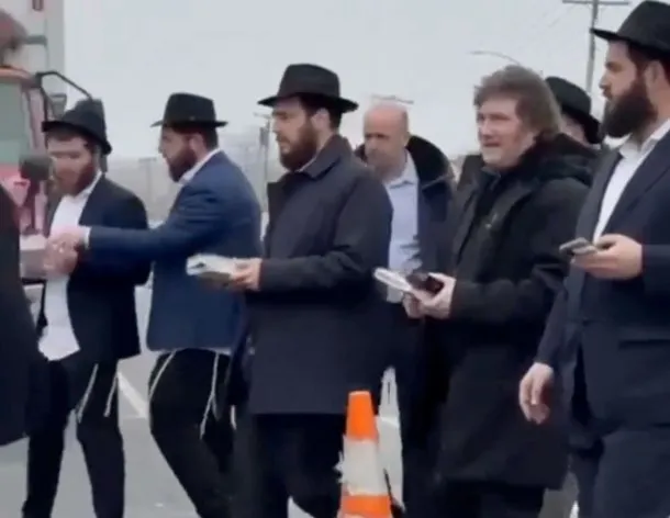 Javier Milei frente a la tumba del Rebe de Lubavitch en Nueva York