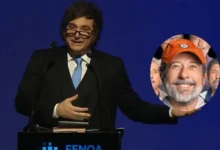 Javier Milei hablando en un evento en Tucumán