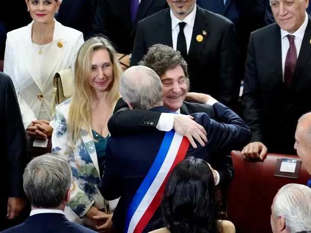 Milei y Kast se abrazan en la asunción del nuevo presidente de Chile