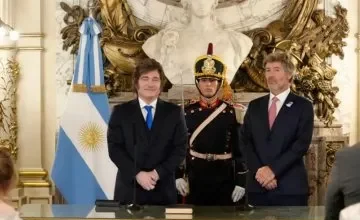 Imagen de un libro de leyes con un martillo de juez al lado