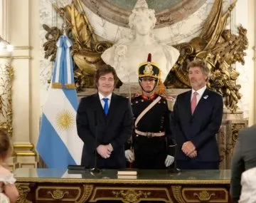 Imagen de un libro de leyes con un martillo de juez al lado