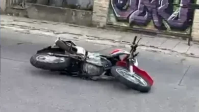 Imagen de un motociclista y su hijo en una calle de Quilmes