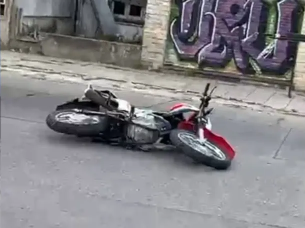 Imagen de un motociclista y su hijo en una calle de Quilmes