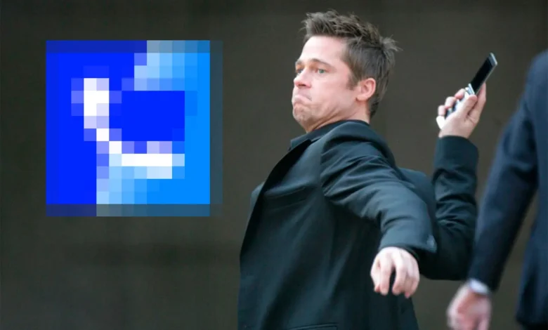 Imagen de una persona utilizando un teléfono con la aplicación Truecaller