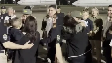 Nahuel Gallo abraza a su esposa y su hijo en el Aeropuerto Internacional de Ezeiza